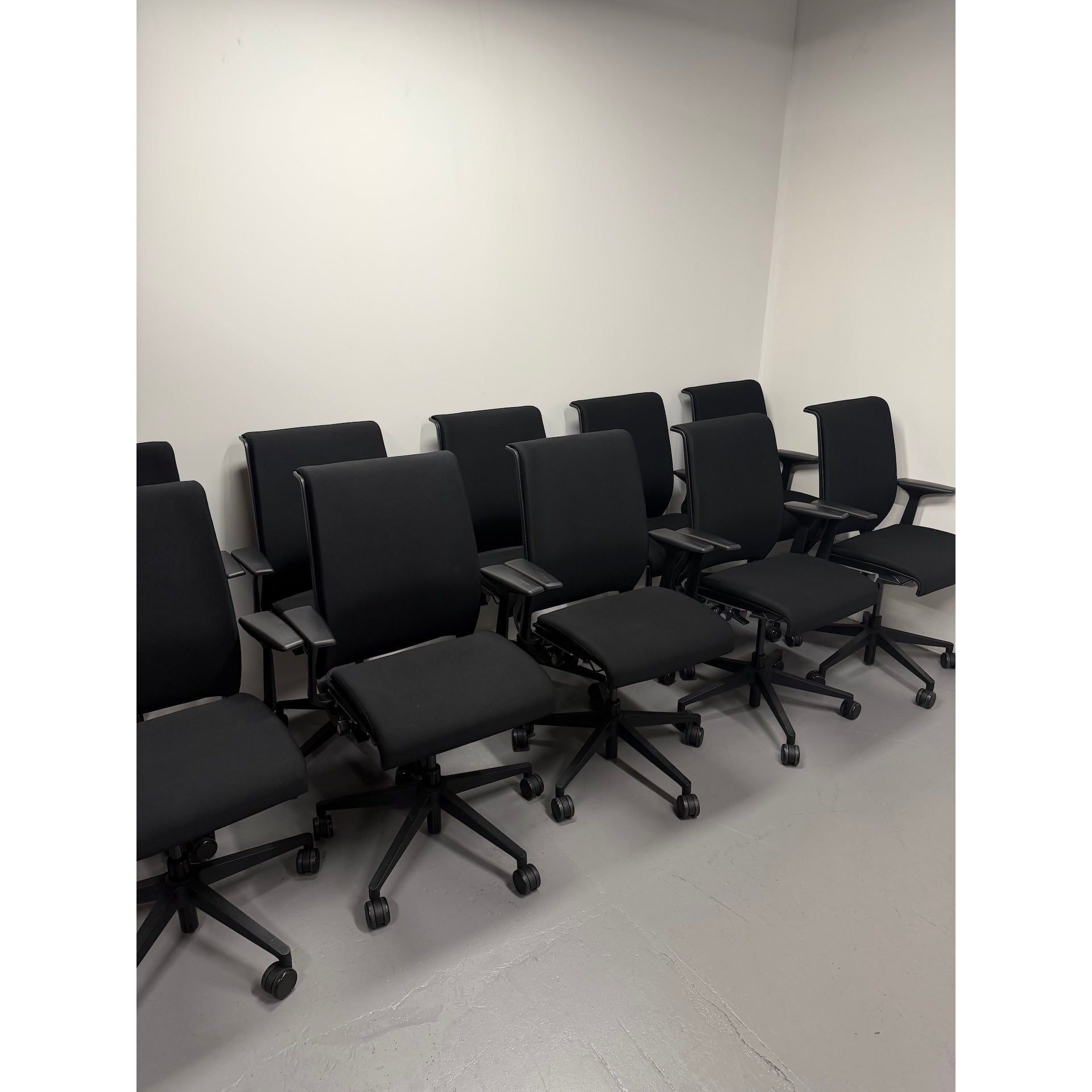 Steelcase Think - Boardroom / Meeting Chair - Fixed Arms | Black - thegoodchairs