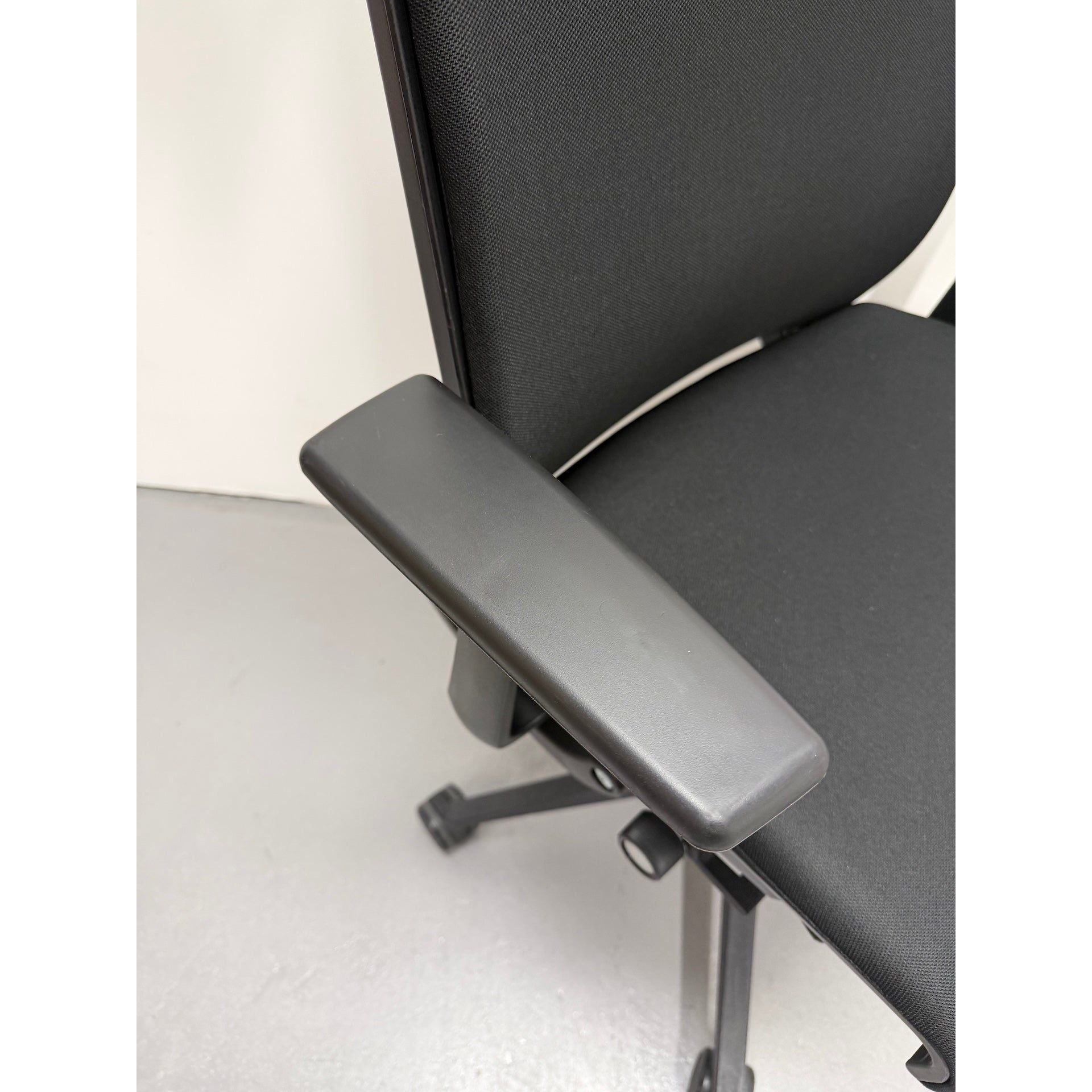 Steelcase Think - Boardroom / Meeting Chair - Fixed Arms | Black - thegoodchairs