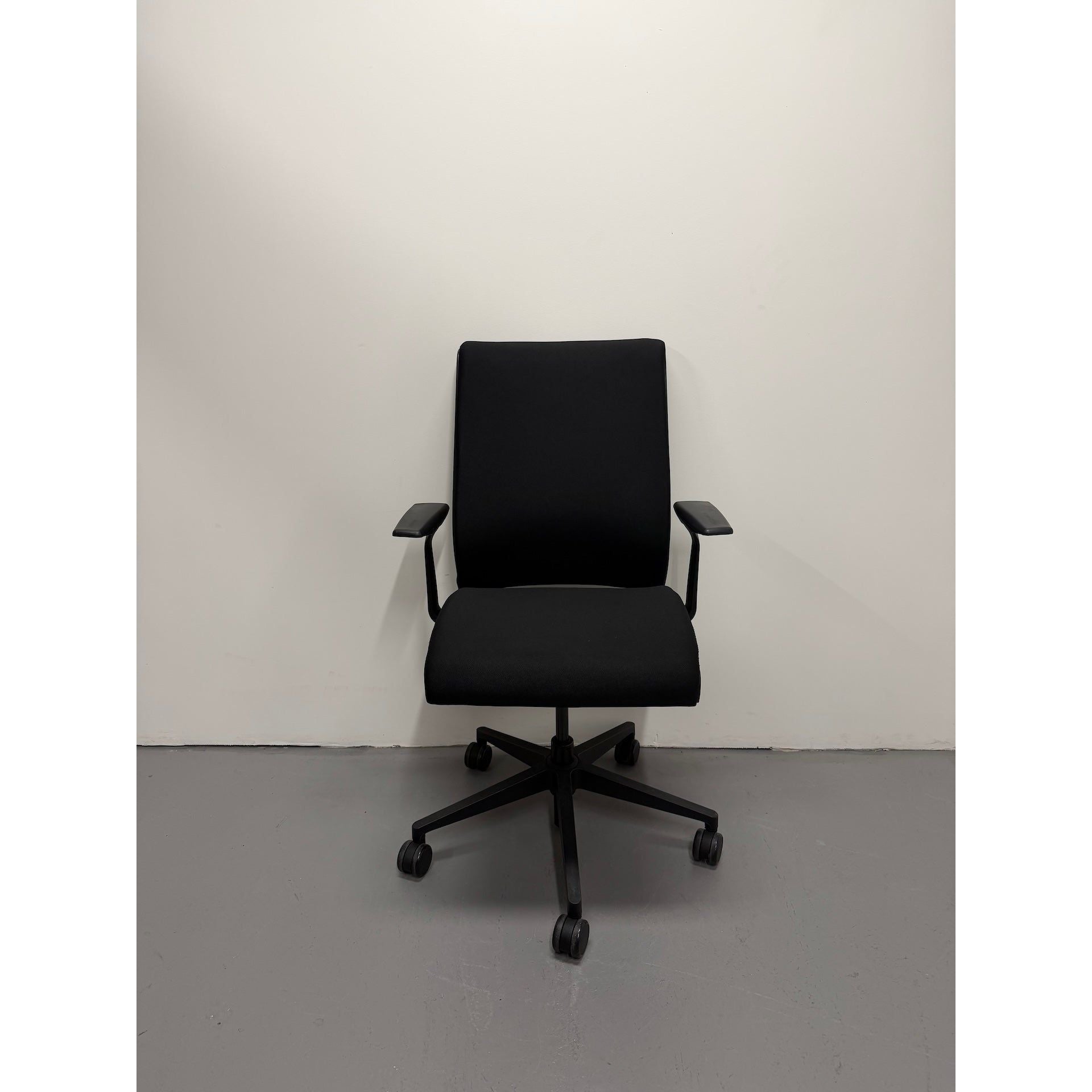 Steelcase Think - Boardroom / Meeting Chair - Fixed Arms | Black - thegoodchairs