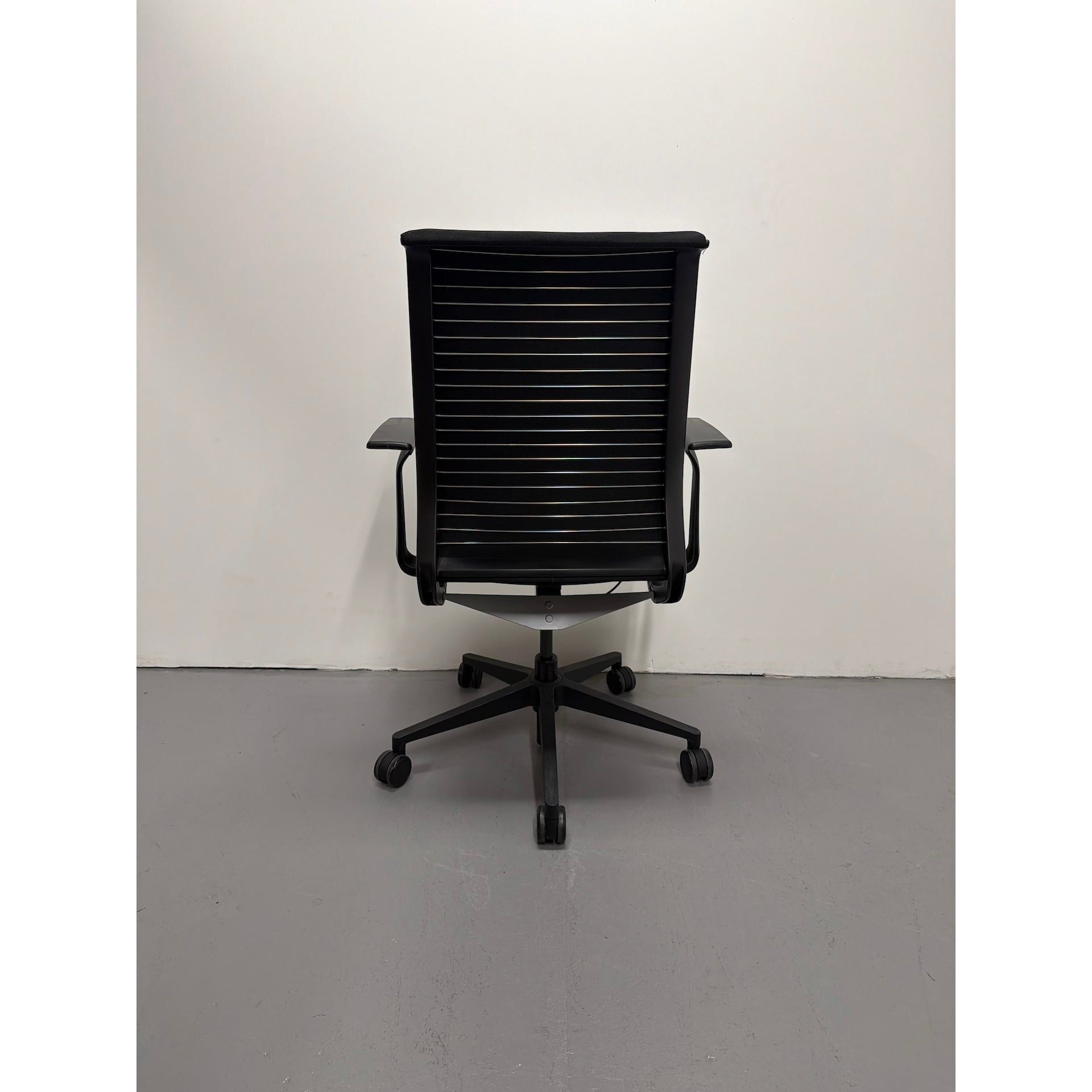 Steelcase Think - Boardroom / Meeting Chair - Fixed Arms | Black - thegoodchairs