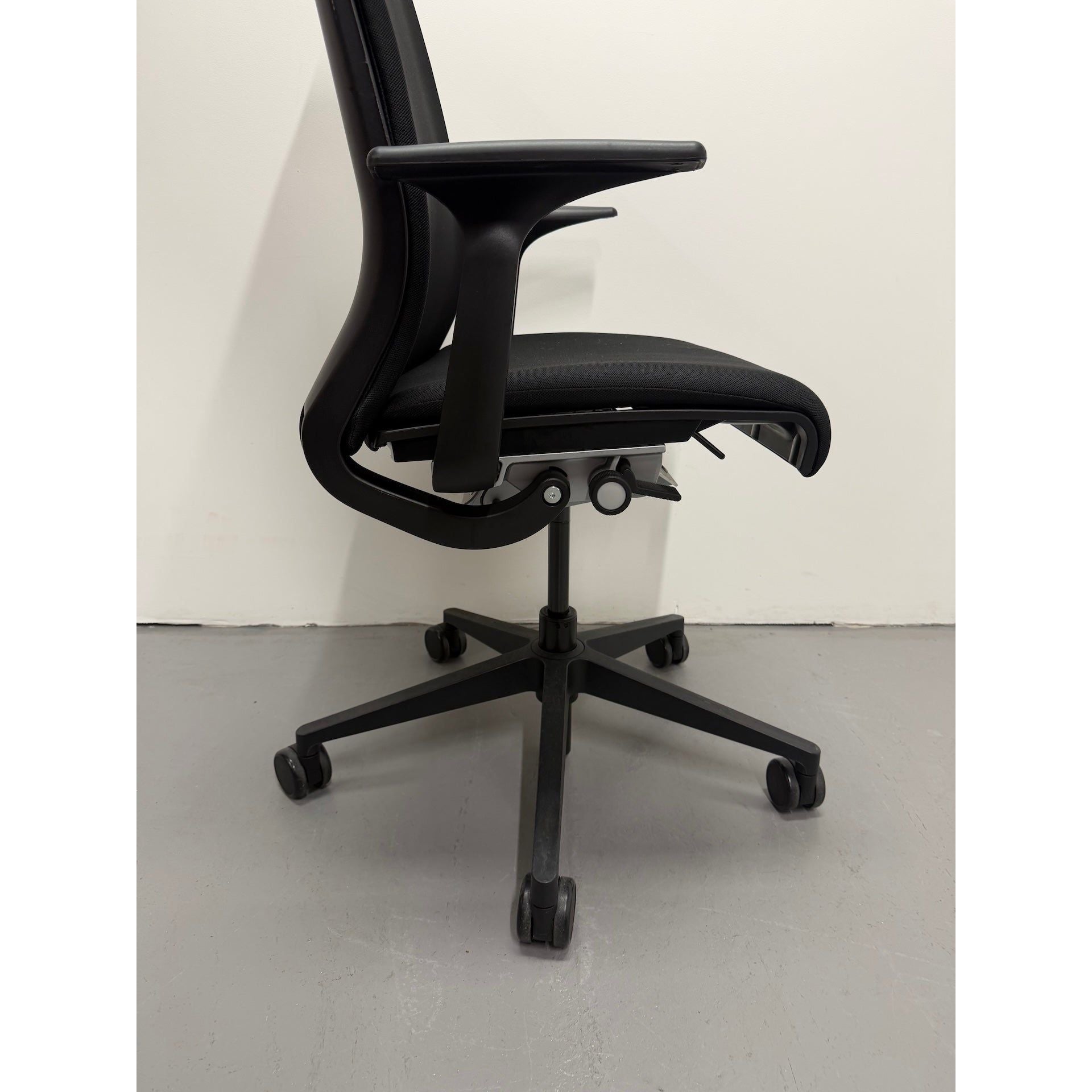 Steelcase Think - Boardroom / Meeting Chair - Fixed Arms | Black - thegoodchairs