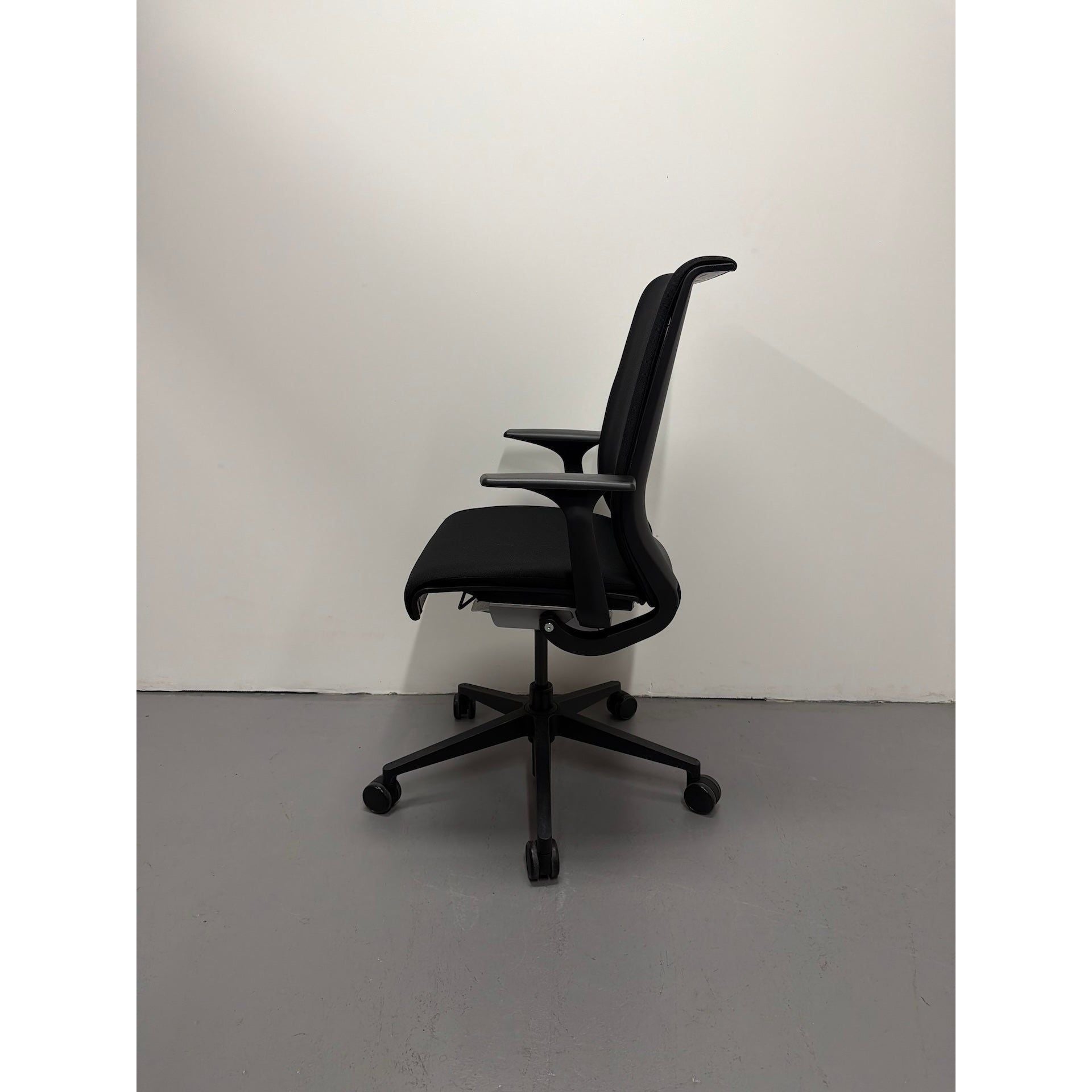Steelcase Think - Boardroom / Meeting Chair - Fixed Arms | Black - thegoodchairs