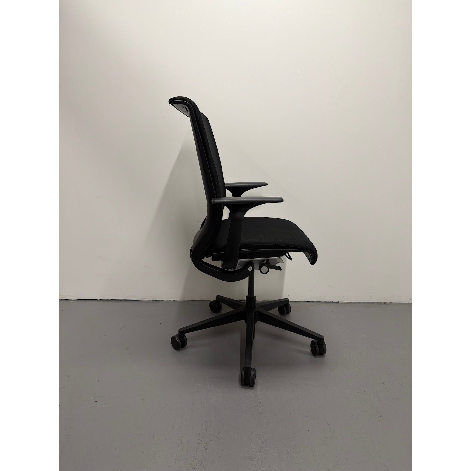 Steelcase Think - Boardroom / Meeting Chair - Fixed Arms | Black - thegoodchairs