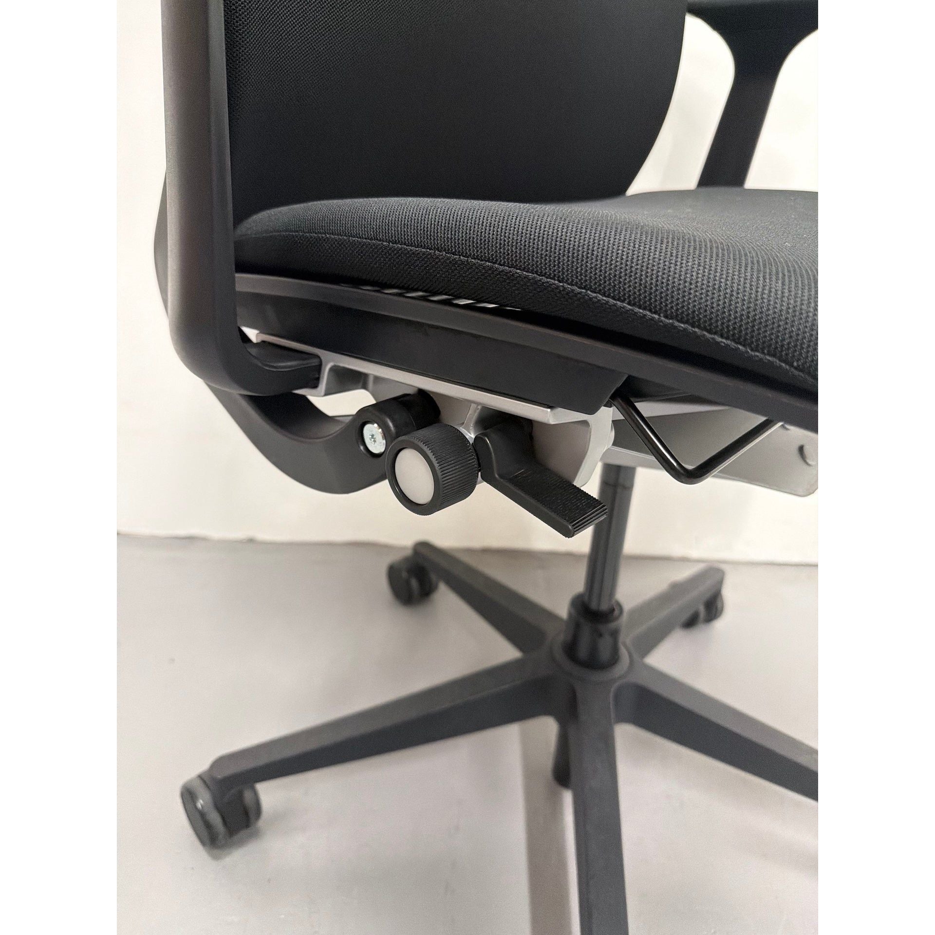 Steelcase Think - Boardroom / Meeting Chair - Fixed Arms | Black - thegoodchairs