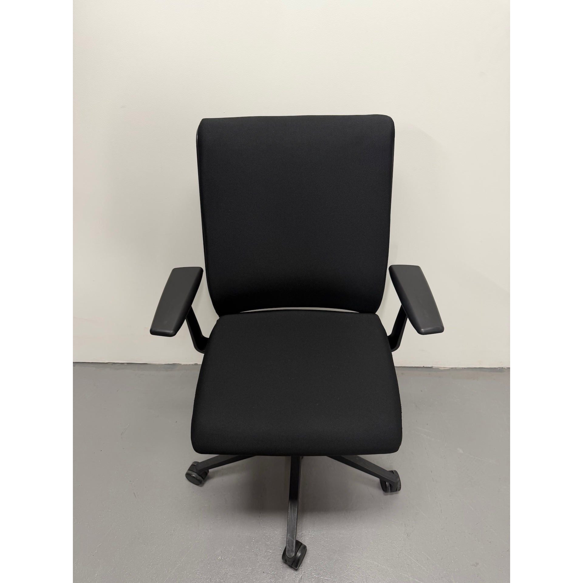 Steelcase Think - Boardroom / Meeting Chair - Fixed Arms | Black - thegoodchairs