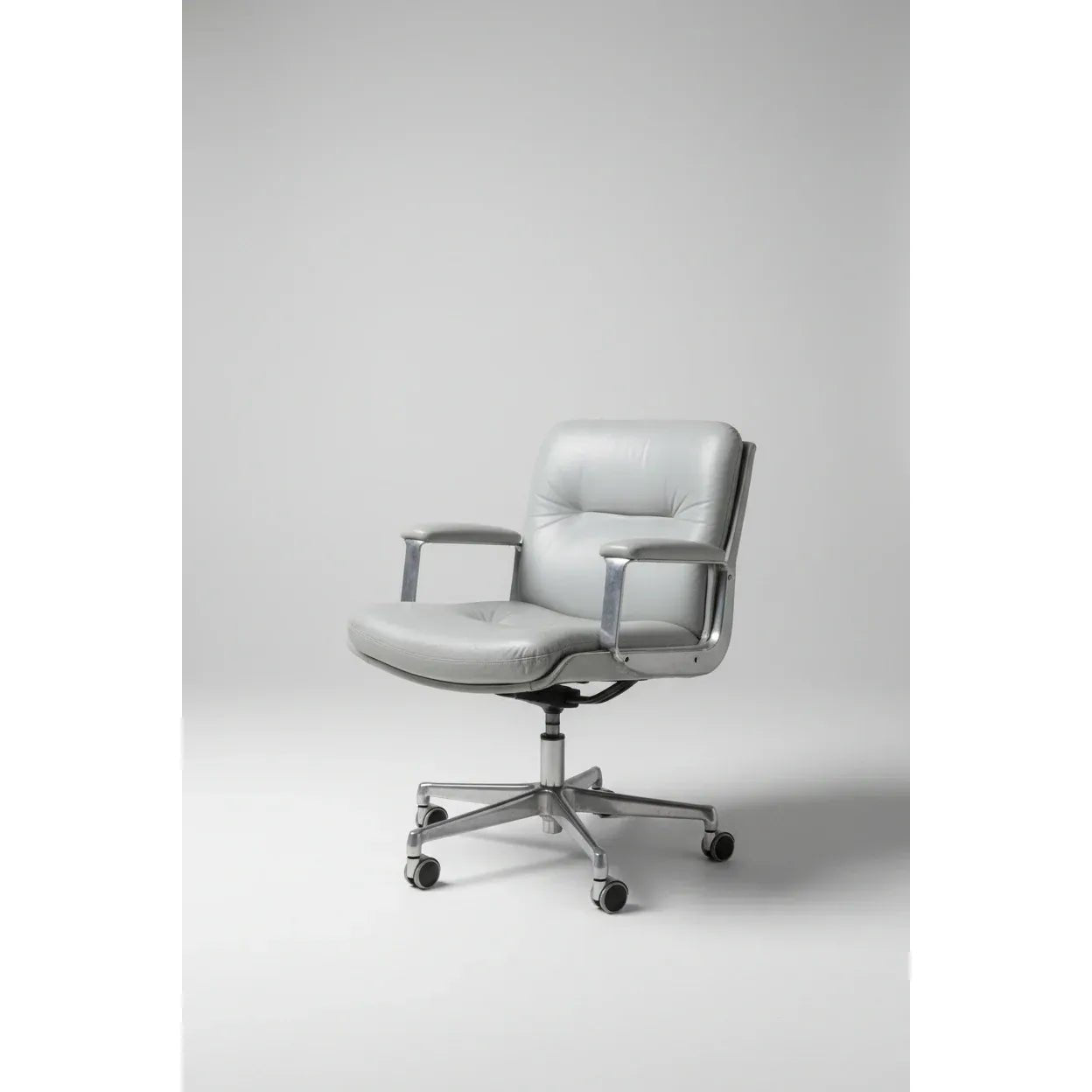 Tecno Osvaldo Borsani for P128 Office Chair, Late 1960s, Early 1970s, Light Grey Italian Leather - thegoodchairs