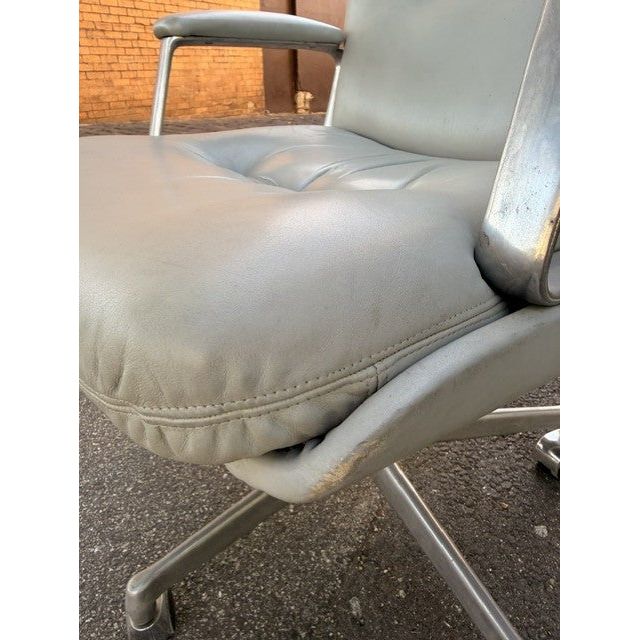 Tecno Osvaldo Borsani for P128 Office Chair, Late 1960s, Early 1970s, Light Grey Italian Leather - thegoodchairs