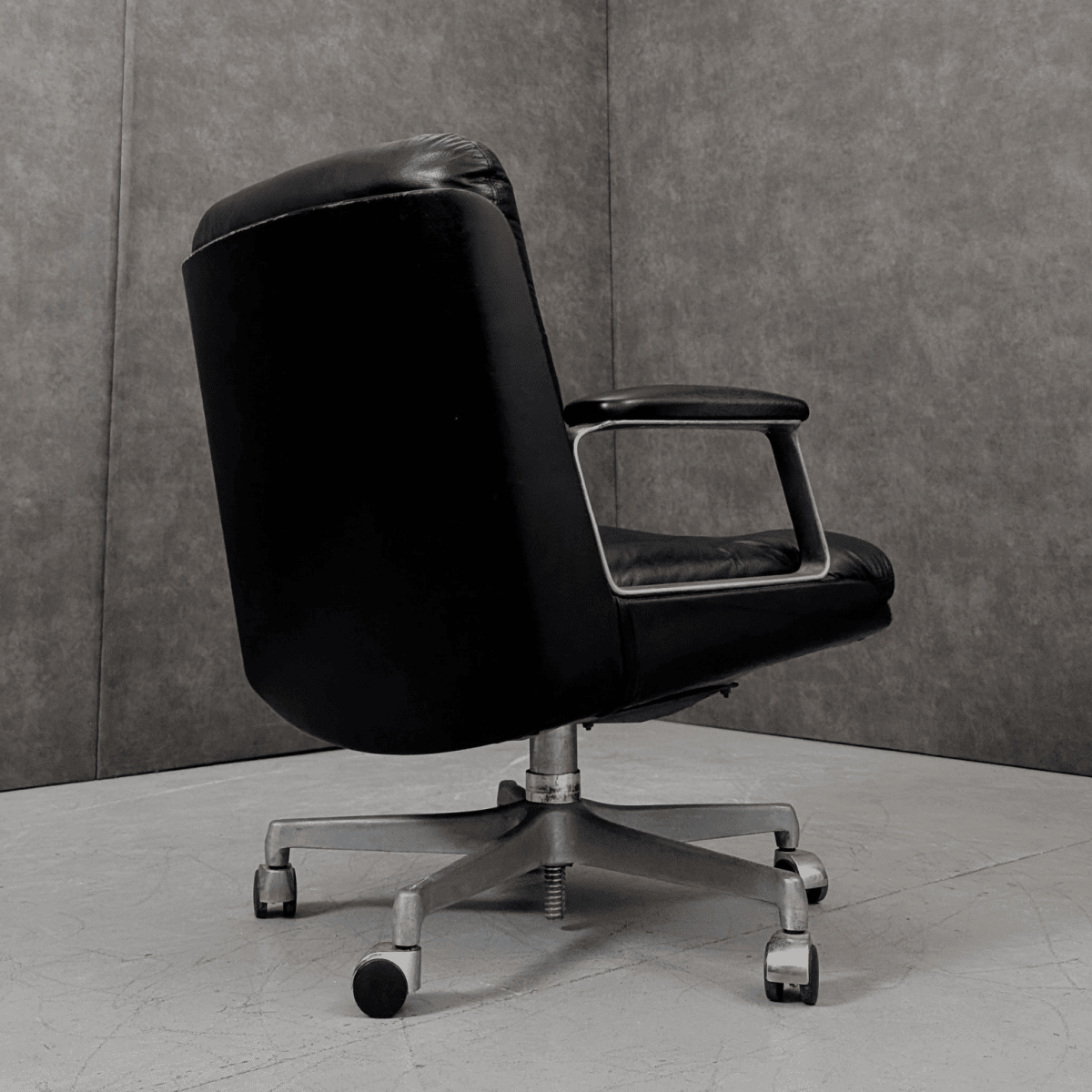 Vaghi Kiruna Black Leather Swivel Chair by Studio Tecnico Vaghi, Italy, 1975 - thegoodchairs