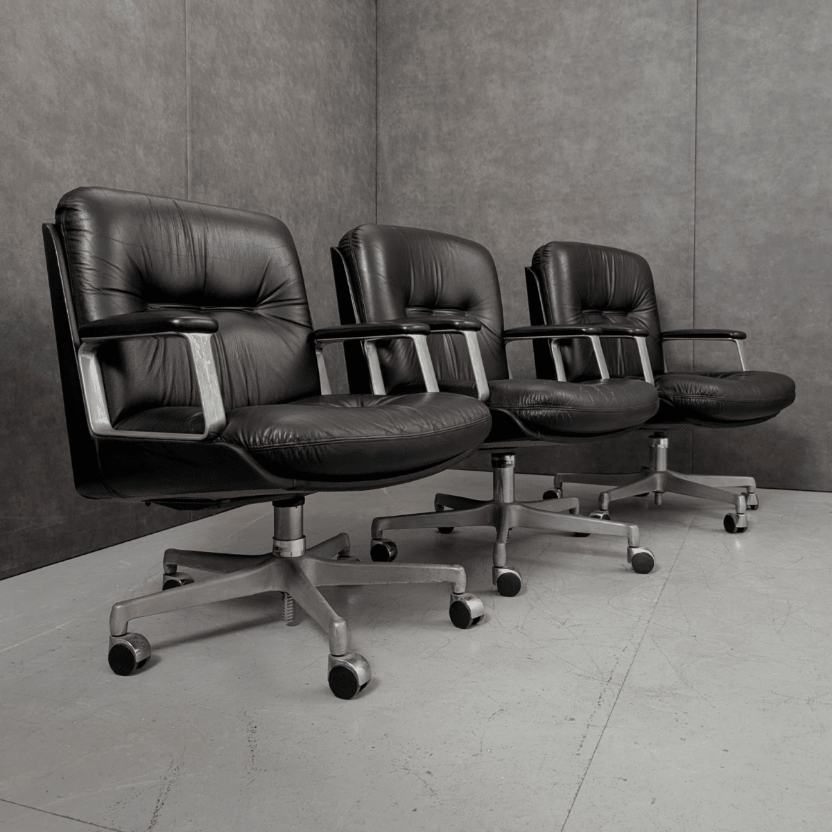 Vaghi Kiruna Black Leather Swivel Chair by Studio Tecnico Vaghi, Italy, 1975 - thegoodchairs