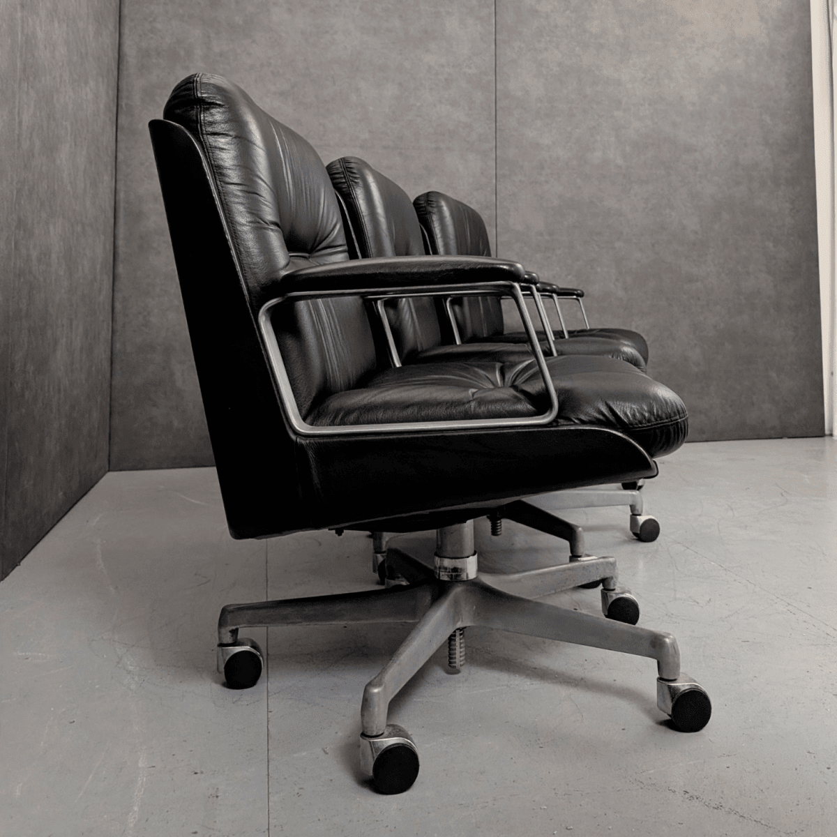 Vaghi Kiruna Black Leather Swivel Chair by Studio Tecnico Vaghi, Italy, 1975 - thegoodchairs