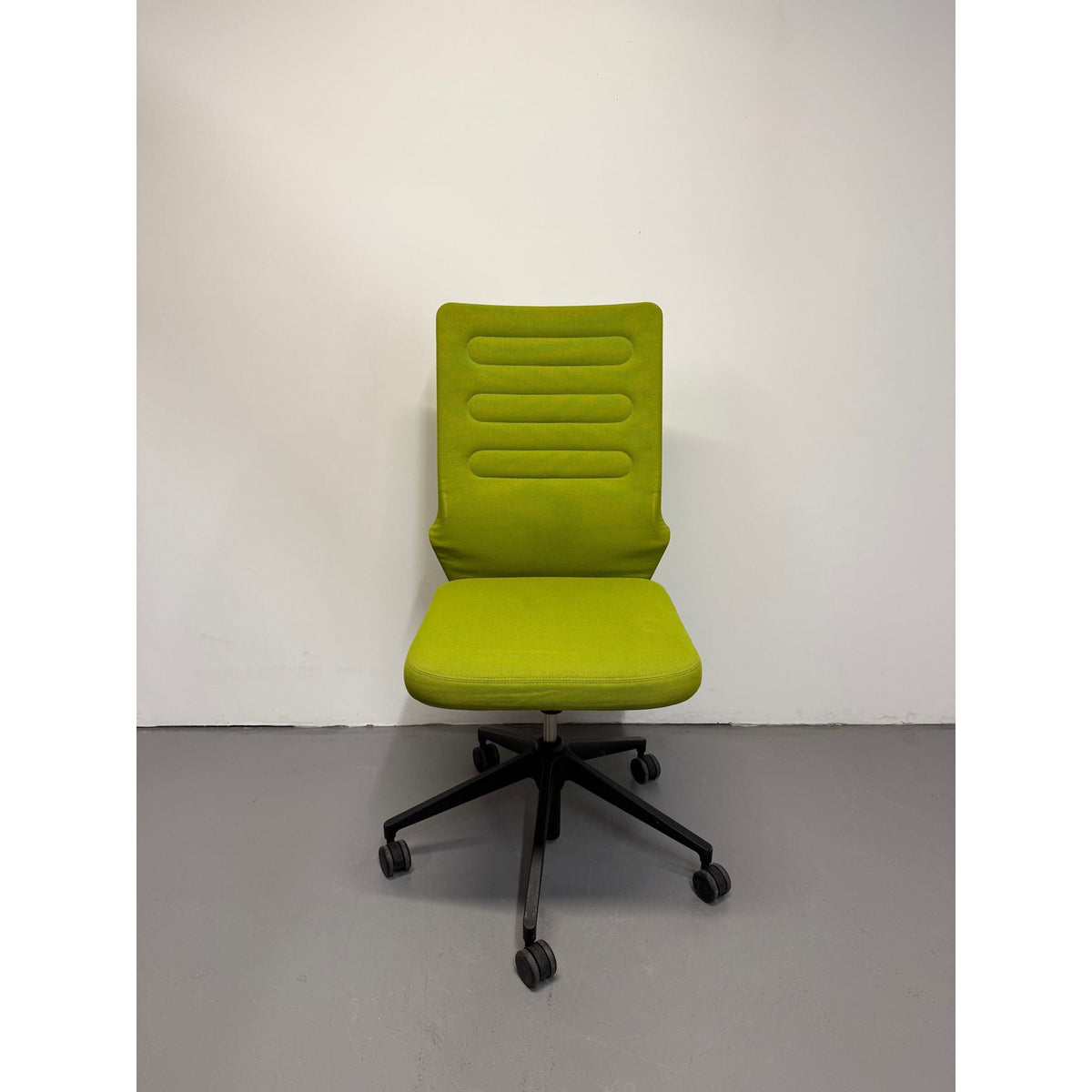 Vitra AC 4 Office Chair by Antonio Citterio, Avocado Green - thegoodchairs