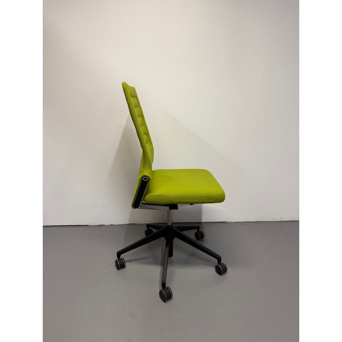 Vitra AC 4 Office Chair by Antonio Citterio, Avocado Green - thegoodchairs