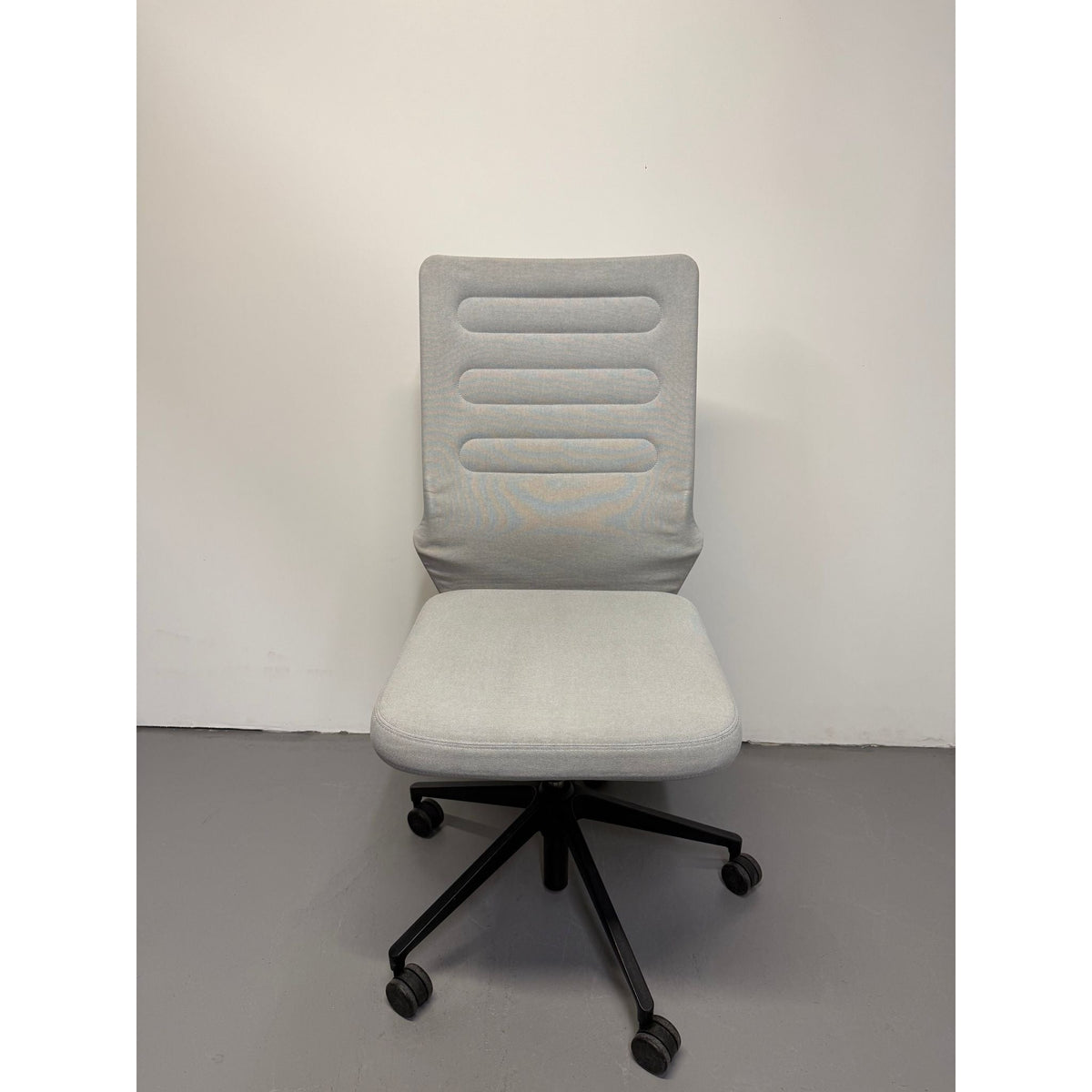 Vitra AC 4 Office Chair by Antonio Citterio, Light Grey - thegoodchairs