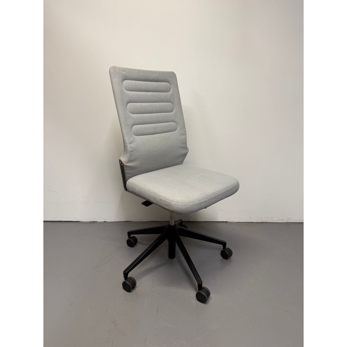 Vitra AC 4 Office Chair by Antonio Citterio, Light Grey - thegoodchairs
