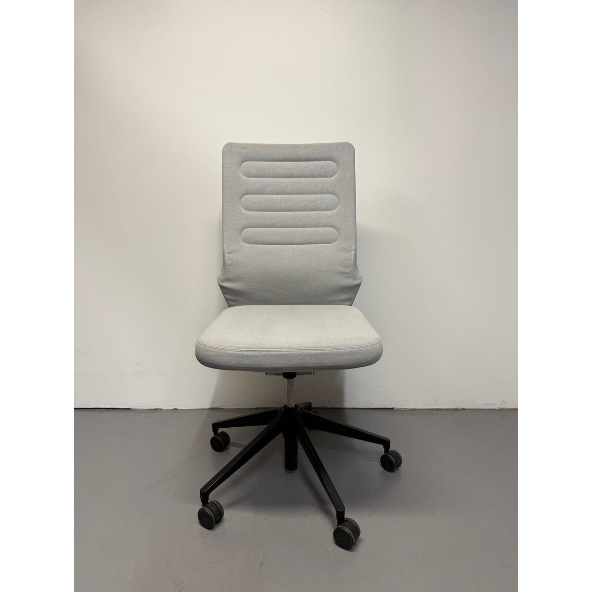 Vitra AC 4 Office Chair by Antonio Citterio, Light Grey - thegoodchairs