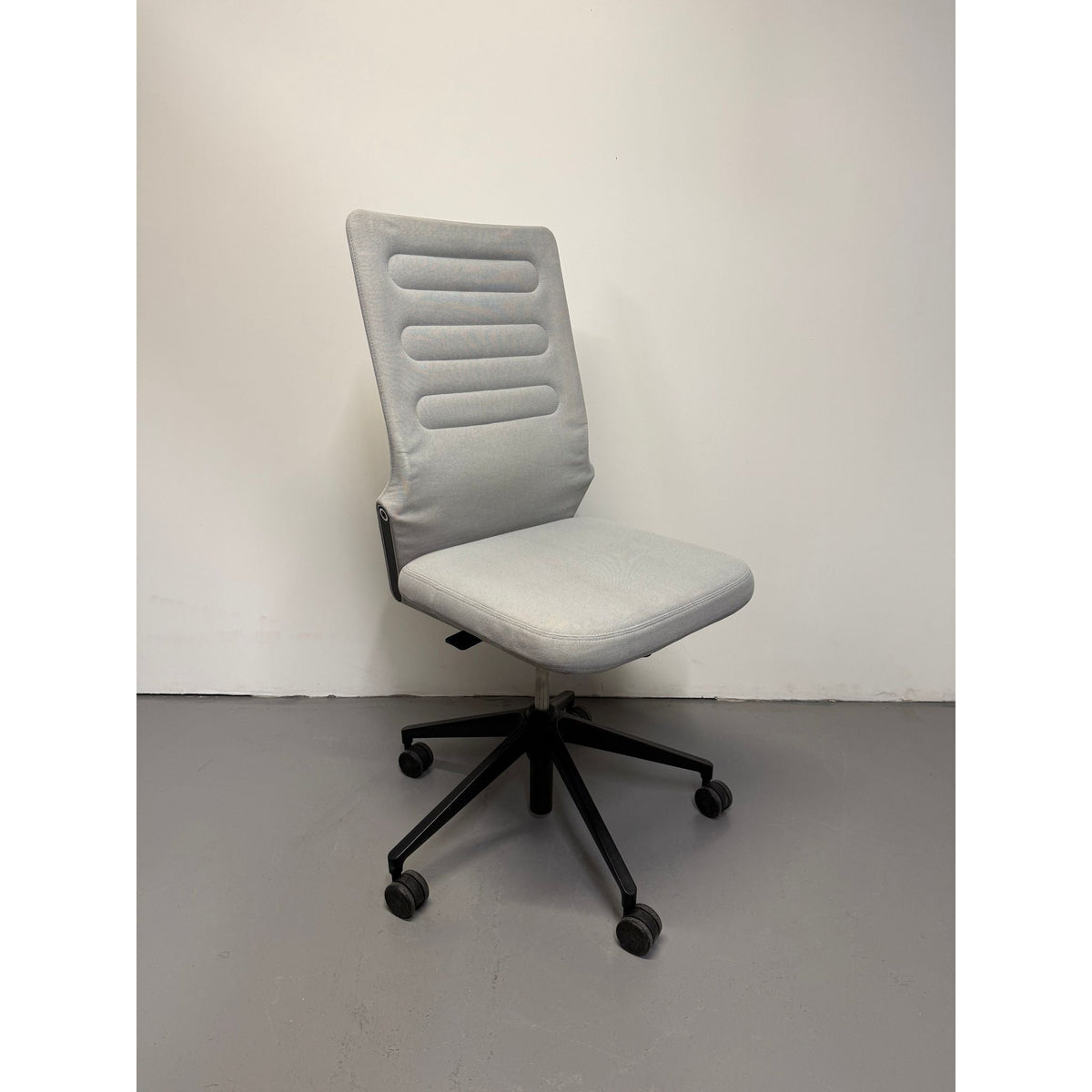 Vitra AC 4 Office Chair by Antonio Citterio, Light Grey - thegoodchairs