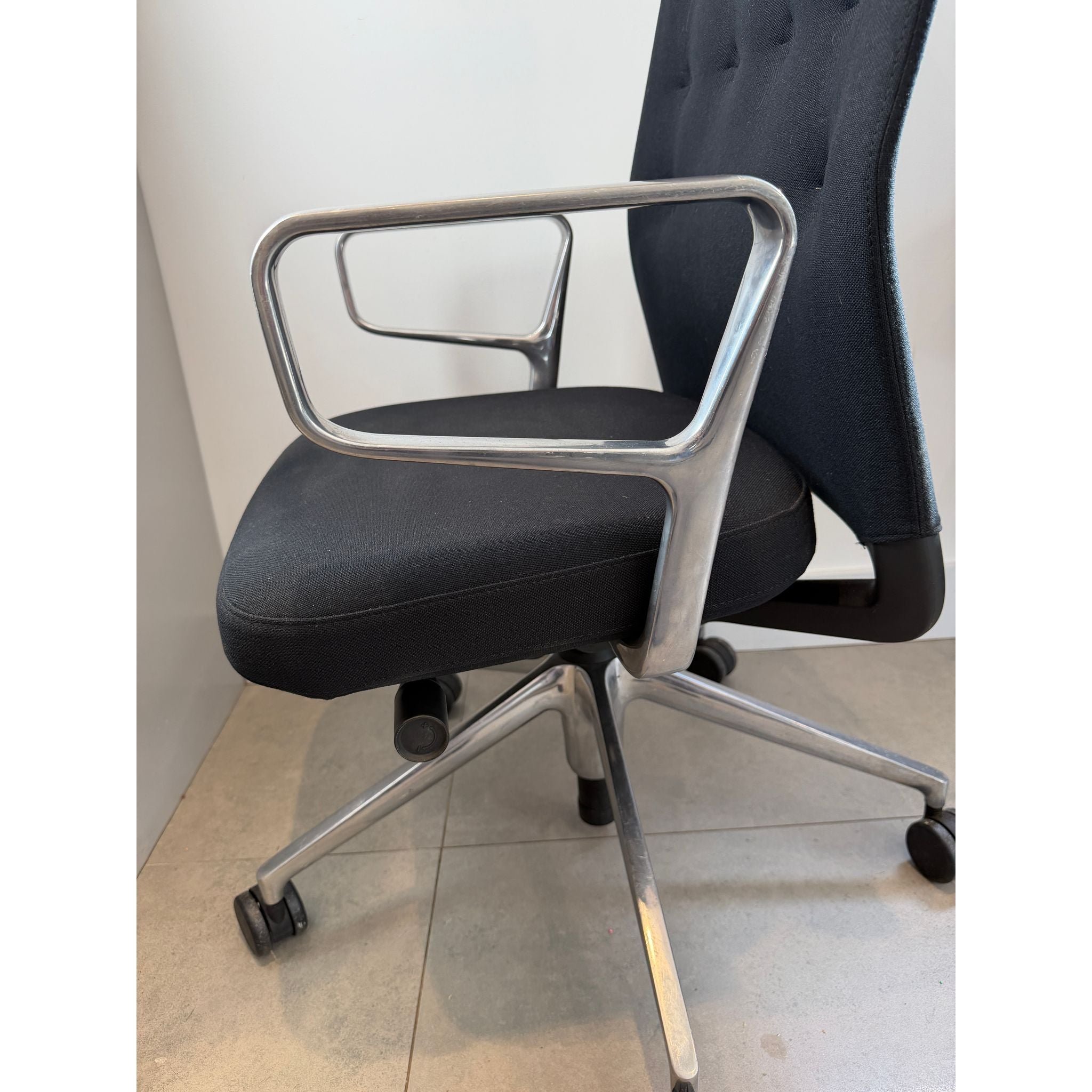 Vitra ID Trim L Office Chair, Black - thegoodchairs
