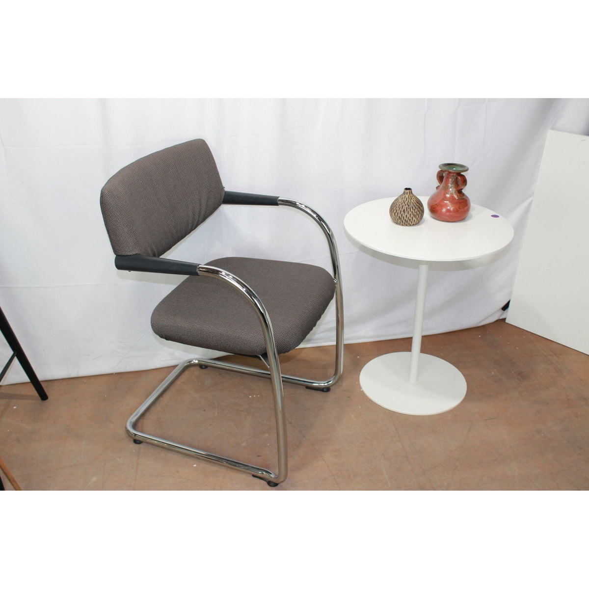 Vitra Visavis Meeting Chair, Dark Grey - thegoodchairs