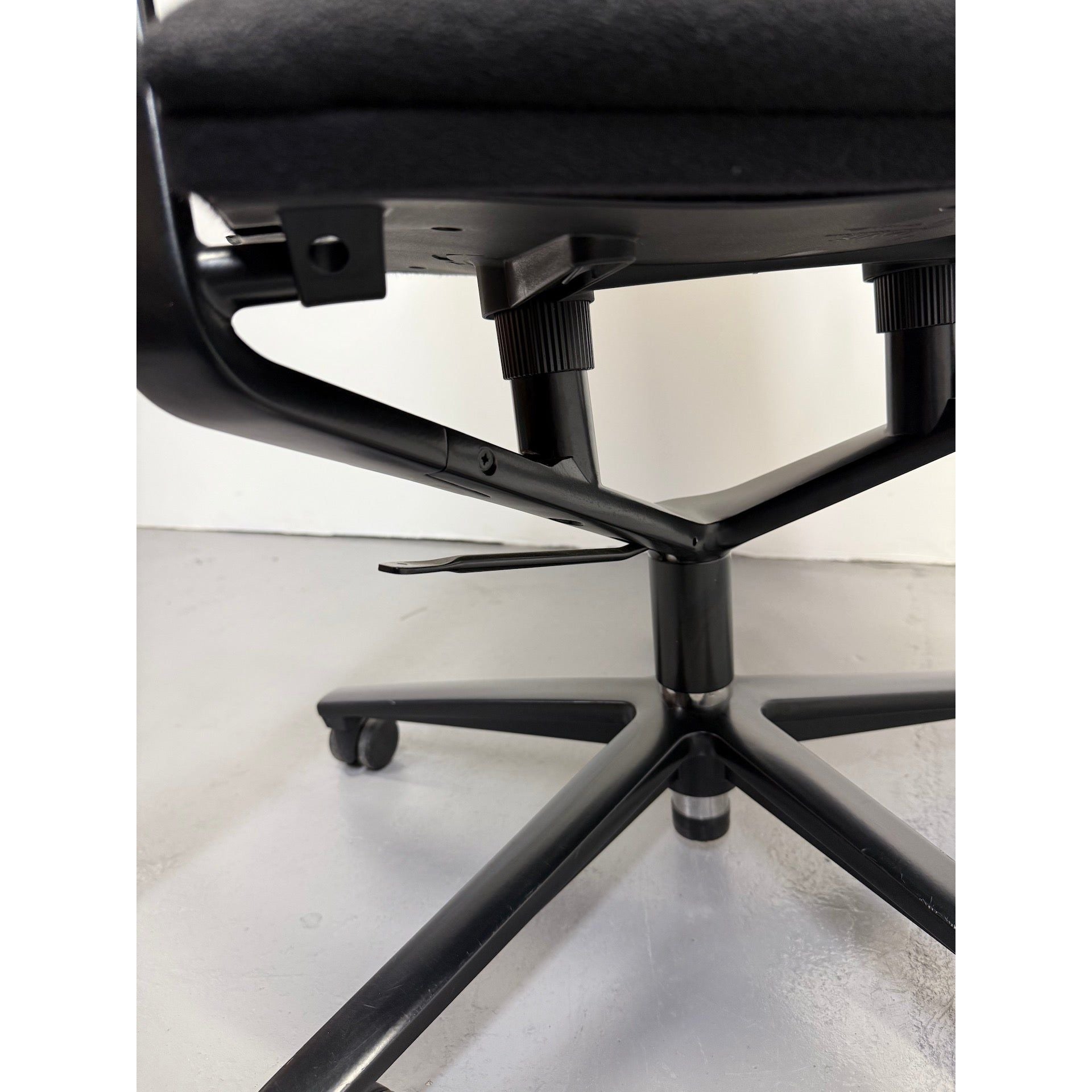 Wilkhahn FS 204/7 - Medium Back, Black Fabric - thegoodchairs