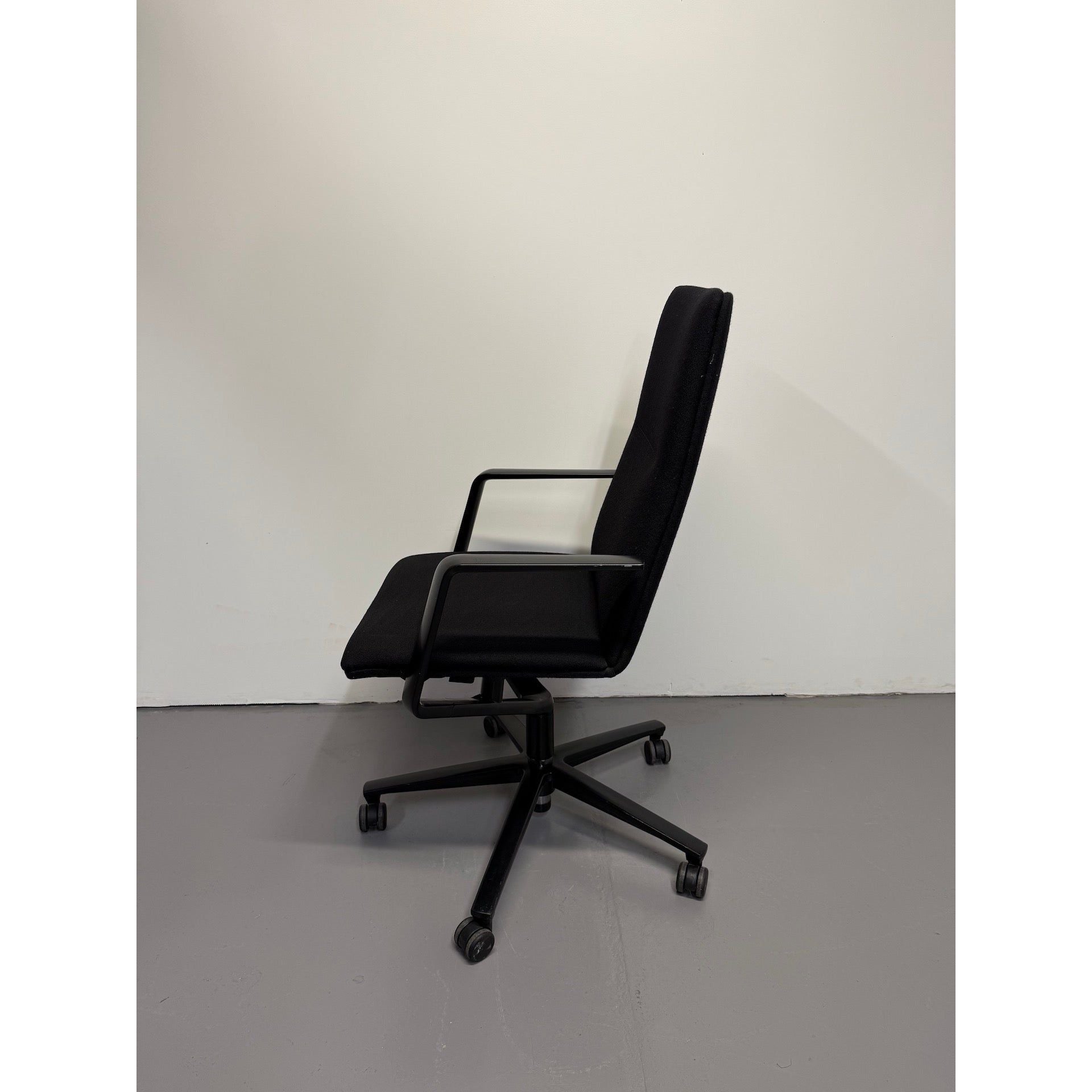 Wilkhahn FS 204/7 - Medium Back, Black Fabric - thegoodchairs