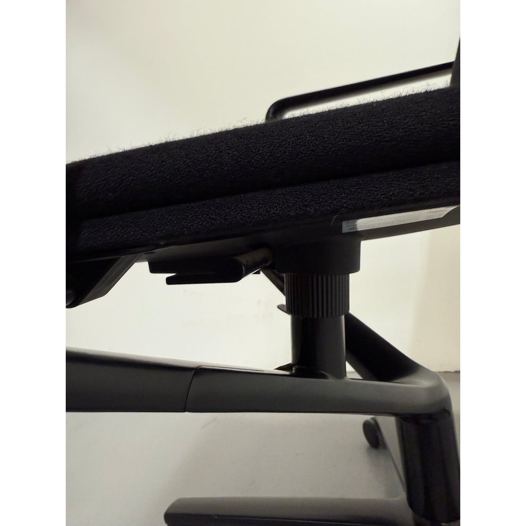 Wilkhahn FS 204/7 - Medium Back, Black Fabric - thegoodchairs