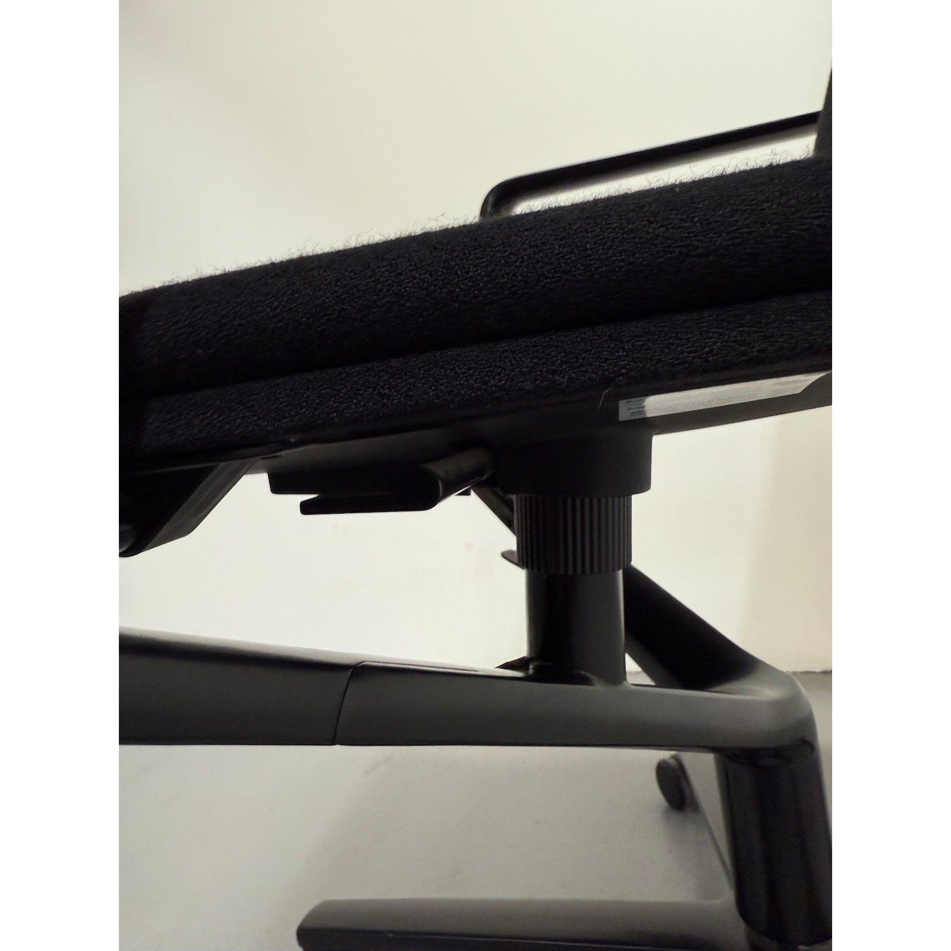 Wilkhahn FS 204/7 - Medium Back, Black Fabric - thegoodchairs