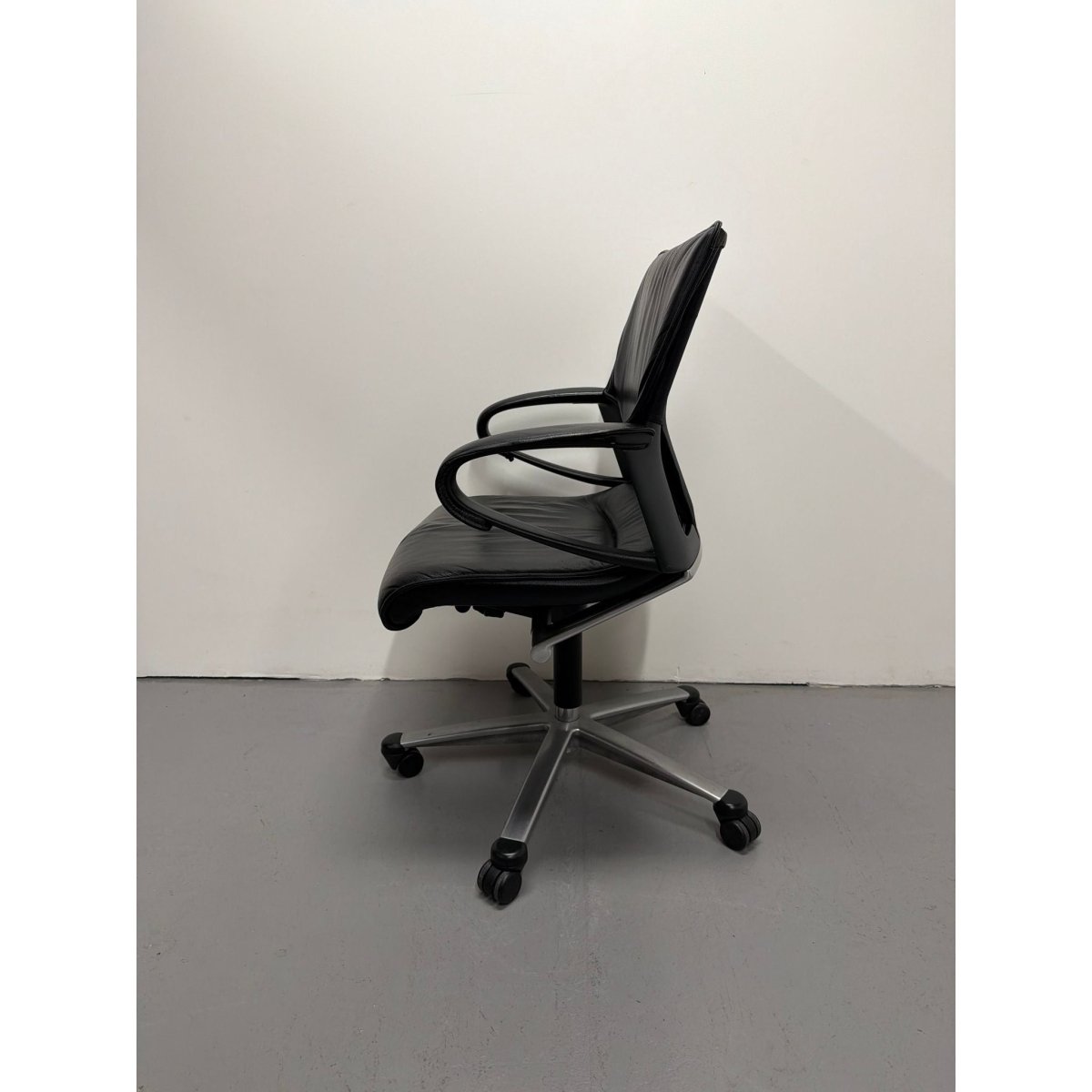 Wilkhahn Modus Executive - 283/71, Low - Back Swivel Chair - thegoodchairs