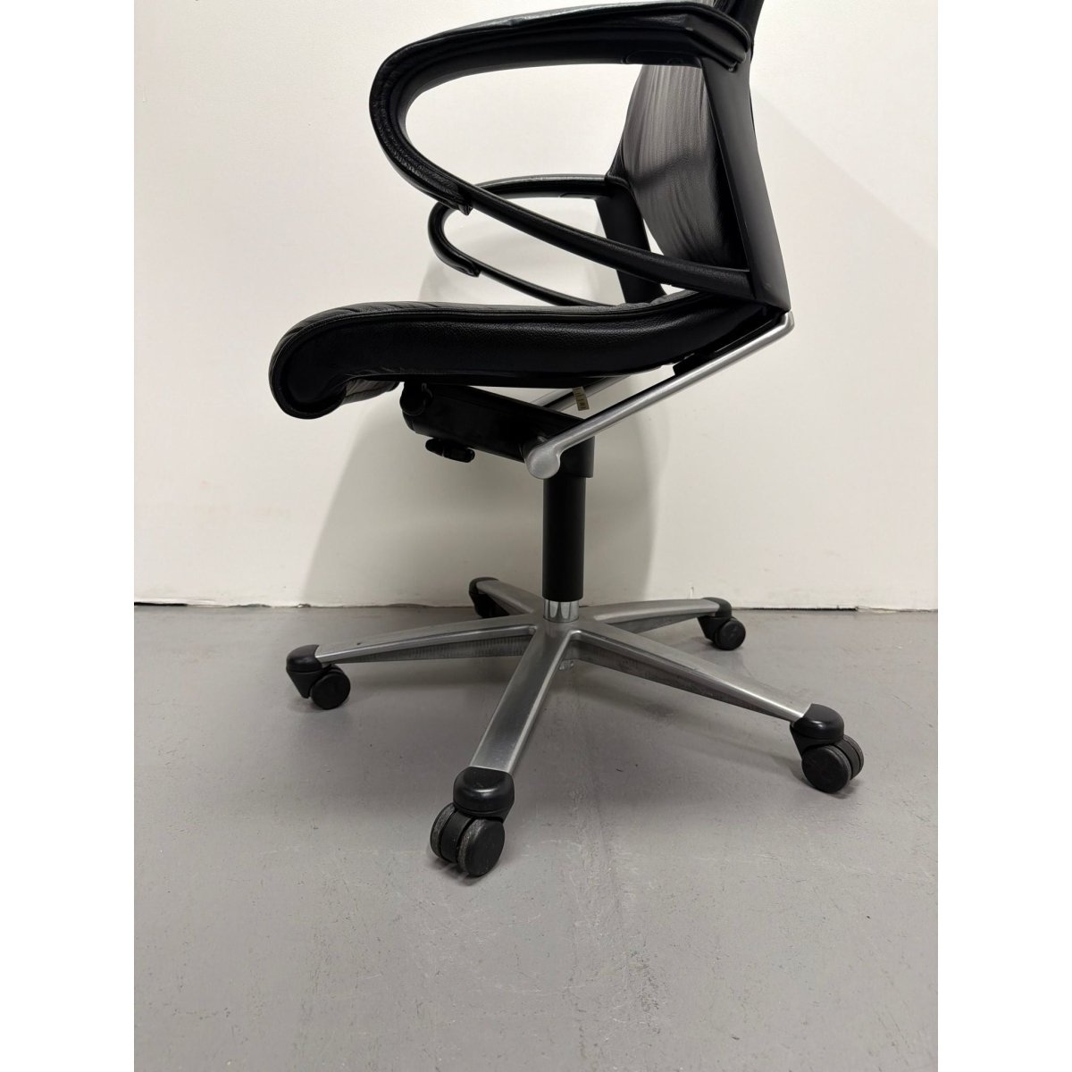 Wilkhahn Modus Executive - 283/71, Low - Back Swivel Chair - thegoodchairs
